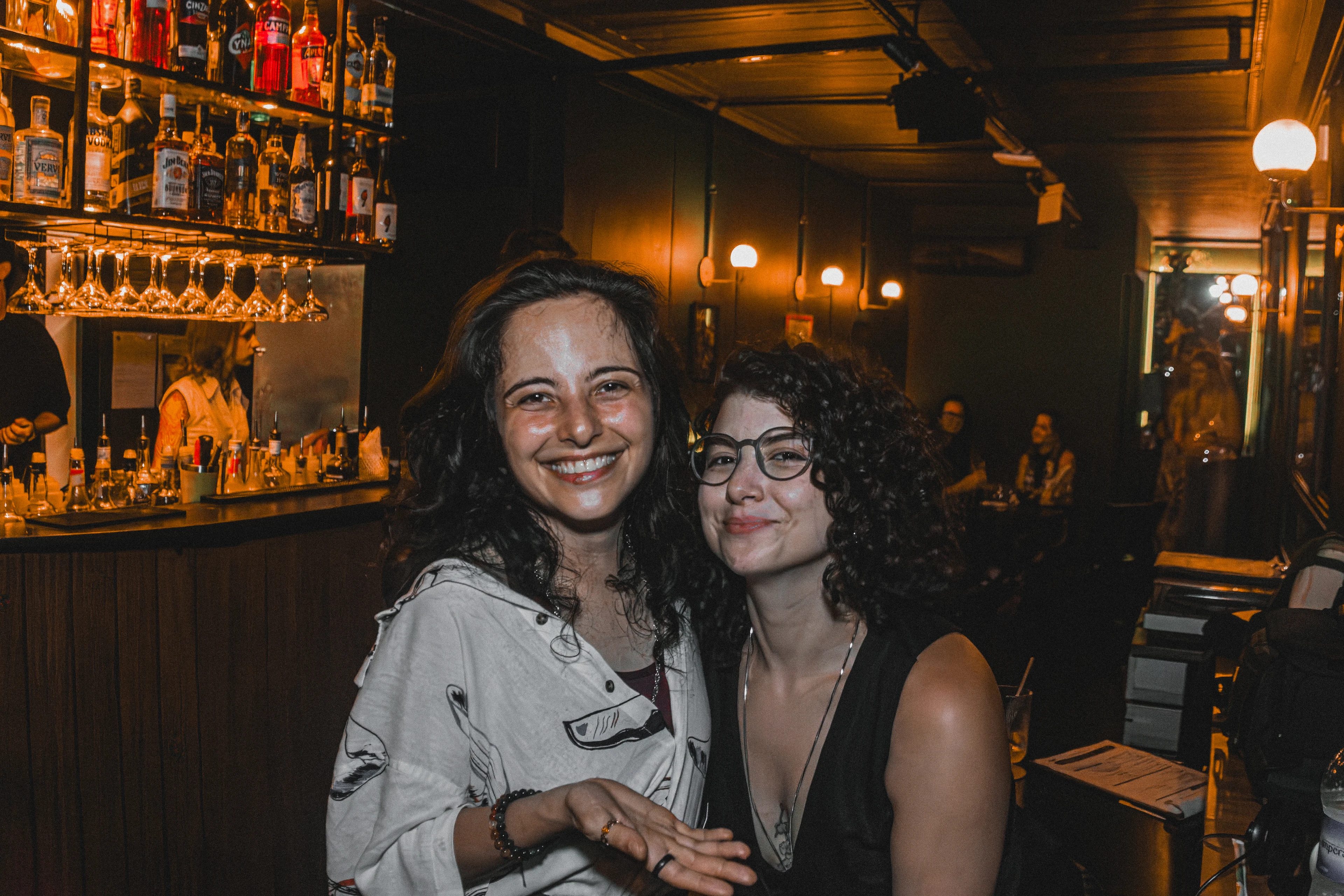 Gris apresenta Grazi Flores e Raquel Zanella